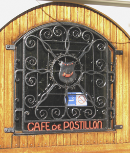 901004 Afbeelding van het siersmeedwerk op de voordeur van Café de Postillon (Lijnmarkt 50) te Utrecht.